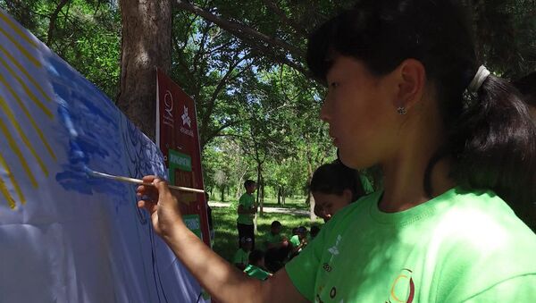 Гульжигит и Аяна играли с детьми — акция Диалог поколений - Sputnik Кыргызстан