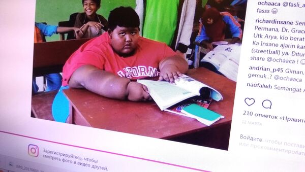 Снимок с социальной сети Instagram пользователя ochaaca. Самый толстый в мире мальчик 11-летний житель Индонезии Арья Пермана - Sputnik Кыргызстан