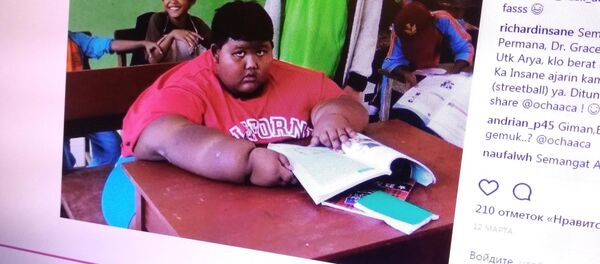 Снимок с социальной сети Instagram пользователя ochaaca. Самый толстый в мире мальчик 11-летний житель Индонезии Арья Пермана - Sputnik Кыргызстан