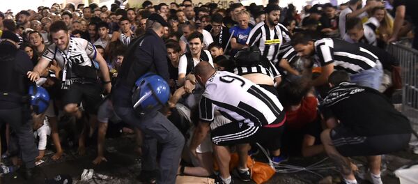 Давк в фан-зоне на площади Сан-Карло в Турине - Sputnik Кыргызстан