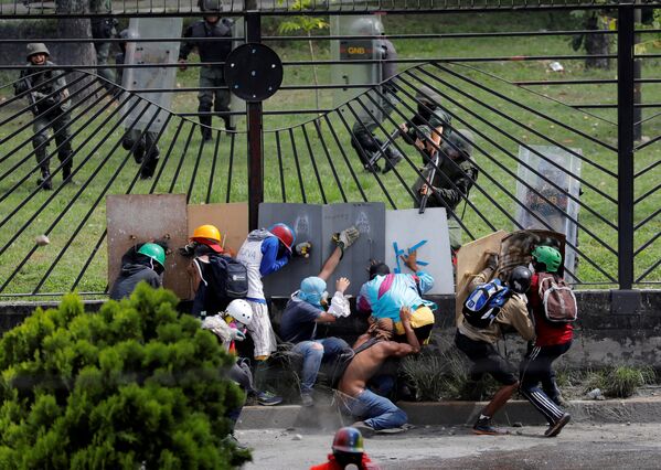 Акции протеста против президента Венесуэлы Николаса Мадуро в Каракасе - Sputnik Кыргызстан