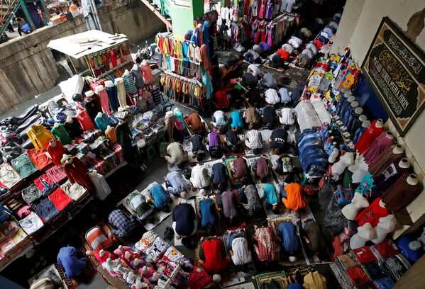 Пятничная молитва на текстильном рынке в Индонезии - Sputnik Кыргызстан