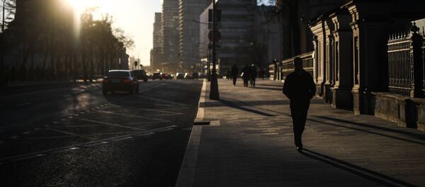 Архивное фото мужчины, идущего по улице - Sputnik Кыргызстан