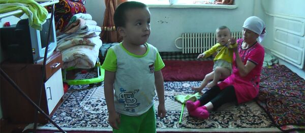 Эки балалуу болгондон кийин күйөөм таштап кетти... Майып келиндин арманы - Sputnik Кыргызстан