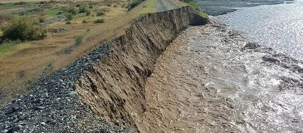 Жалал-Абад облусундагы Кара-Үңкүр дарыясынын деңгээли көтөрүлүп 60 метрлик тосмону алып кетти - Sputnik Кыргызстан