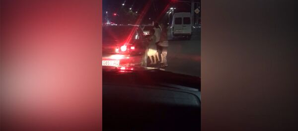 Жарамазан с риском для жизни — дети в Бишкеке выбегают на дорогу и поют Жарамазан с риском для жизни — дети в Бишкеке выбегают на дорогу и поют - Sputnik Кыргызстан