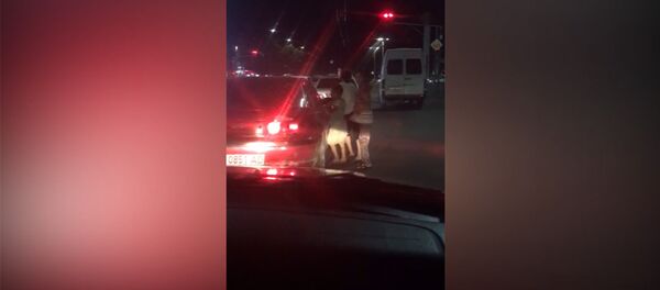 Бишкектин кымкуут көчөлөрүндө балдар өмүрүн тобокелге салып жарамазан айтышууда - Sputnik Кыргызстан