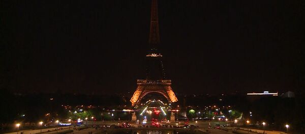 Огни на Эйфелевой башни погасили в память о жертвах теракта в Лондоне - Sputnik Кыргызстан
