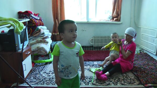 Жить втроем на 3 500 сомов — история матери-одиночки с инвалидностью - Sputnik Кыргызстан