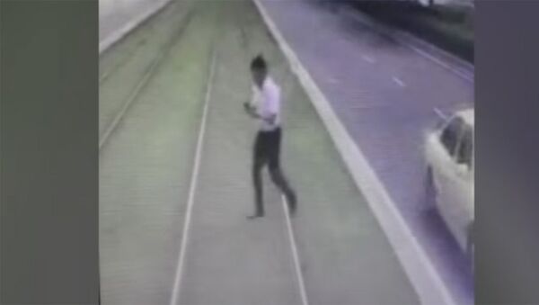 Мужчина засмотрелся в телефон и попал под трамвай — кадры наезда - Sputnik Кыргызстан