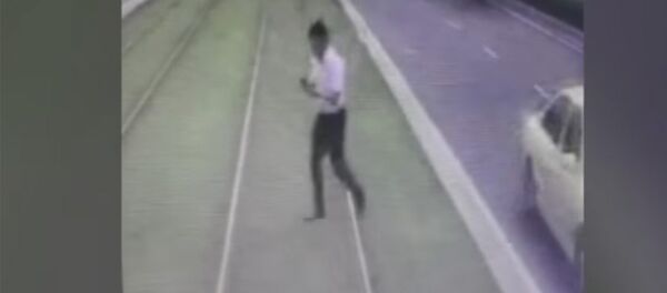 Мужчина засмотрелся в телефон и попал под трамвай — кадры наезда - Sputnik Кыргызстан