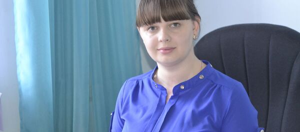 Ведущий специалист отдела по связям с общественностью мэрии Бишкека Светлана Дименко в рабочем кабинете - Sputnik Кыргызстан