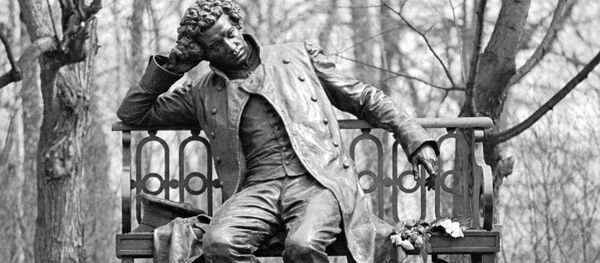 Памятник Александру Сергеевичу Пушкину в городе Пушкине. Архивное фото Памятник Александру Сергеевичу Пушкину в городе Пушкине. Архивное фото - Sputnik Кыргызстан