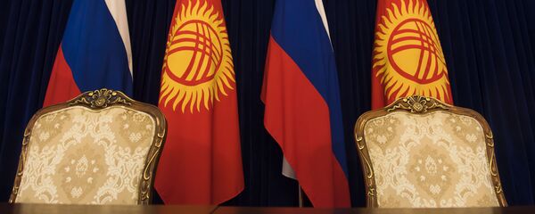 Кыргызстандын жана Россиянын желектери. Архив - Sputnik Кыргызстан