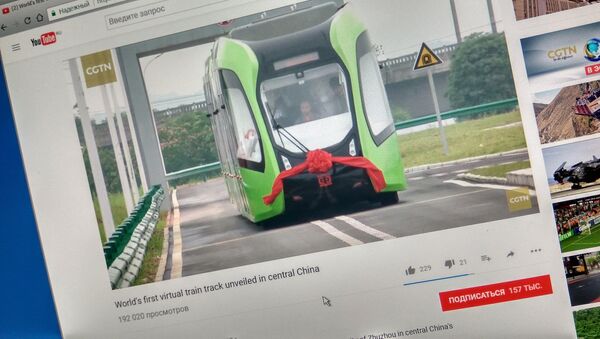 Снимок с видеохостинга Youtube канала CGTN. Трамвай без рельсов Китае - Sputnik Кыргызстан