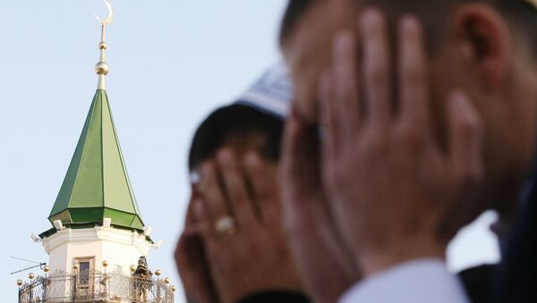 Мусульмане пришли во время намаза у мечети. Архивное фото - Sputnik Кыргызстан