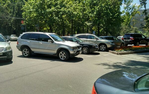 Неизвестный оставил BMW X-5 прямо на проезжей части на пересечении бульвара Эркиндик и улицы Токтогула. - Sputnik Кыргызстан
