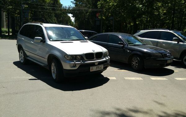 В центре Бишкека водитель припарковался посреди перекрестка - Sputnik Кыргызстан