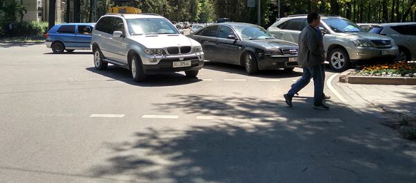 Неправильная парковка на пересечении бульвара Эркиндик и улицы Токтогула - Sputnik Кыргызстан