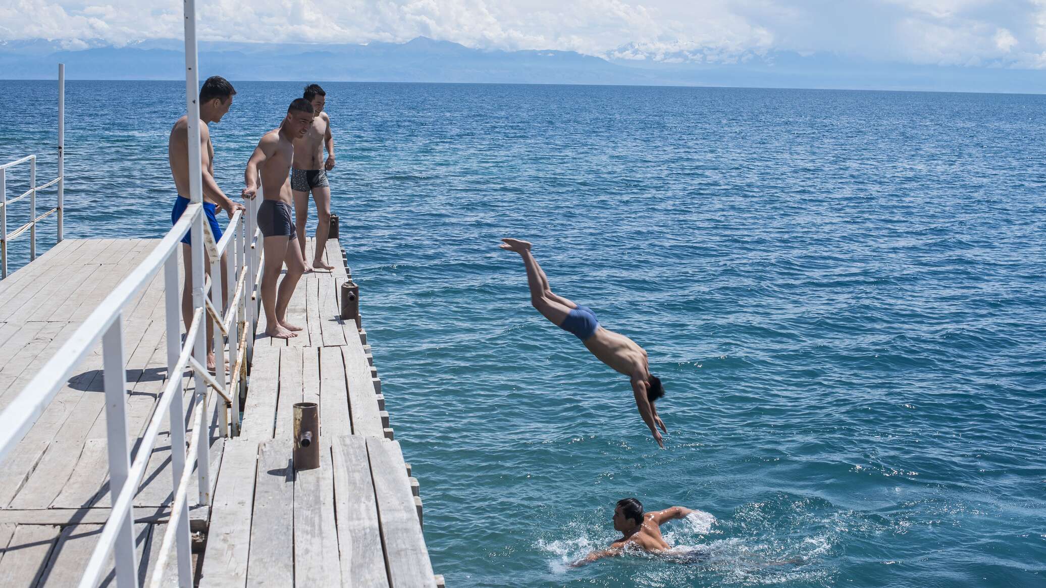 Черное море прыгать с пирса