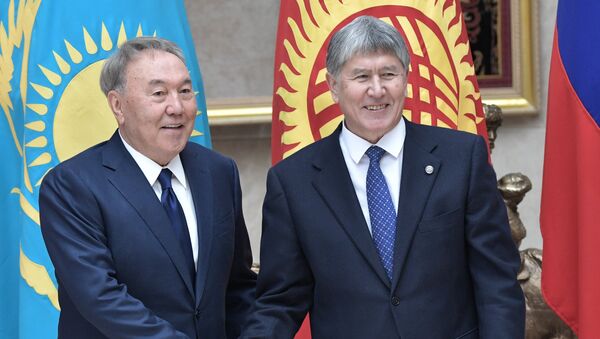 Президент Кыргызстана Алмазбек Атамбаев и президент Казахстана Нурсултан Назарбаев во время встречи. Архивное фото - Sputnik Кыргызстан