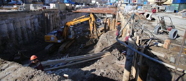 Рабочие на строительном объекте станции метро. Архивное фото - Sputnik Кыргызстан