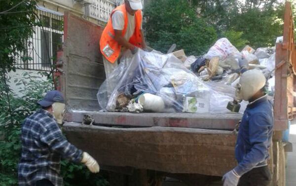 Свердловская районная администрация вывезла мусор из квартиры бишкекчанки по жалобе ее соседей - Sputnik Кыргызстан