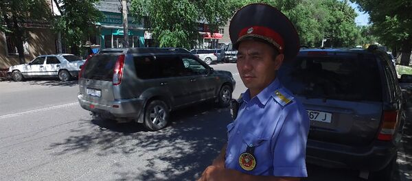 Мы нашли его! Гаишник рассказал, почему регулировал движение под ливнем - Sputnik Кыргызстан