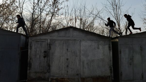 Дети бегают по крышам гаражей. Архивное фото - Sputnik Кыргызстан