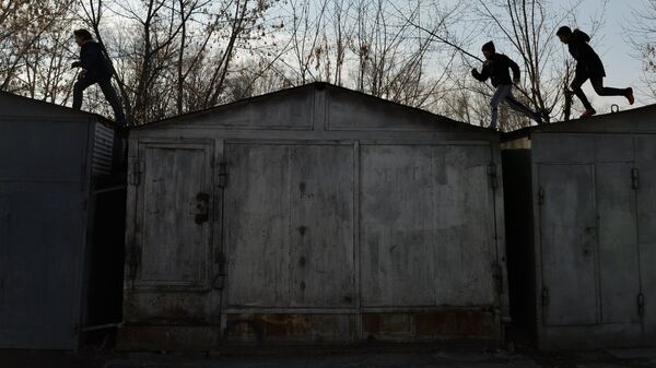 Дети бегают по гаражам. Архивное фото - Sputnik Кыргызстан