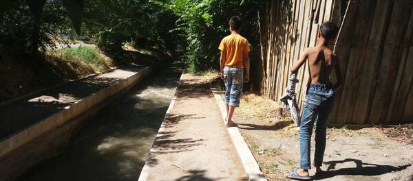 Рейд у речек в Оше, где купаются дети - Sputnik Кыргызстан