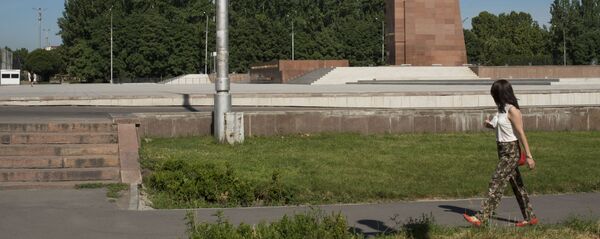 Девушка идет по центральной площади Ала-Тоо. Архивное фото - Sputnik Кыргызстан