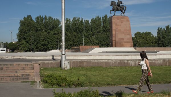 Девушка идет по центральной площади Ала-Тоо. Архивное фото - Sputnik Кыргызстан