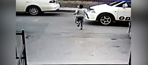 Ребенок налетел на машину, выбежав на дорогу в Бишкеке, — видео очевидца Ребенок налетел на машину, выбежав на дорогу в Бишкеке, — видео очевидца - Sputnik Кыргызстан