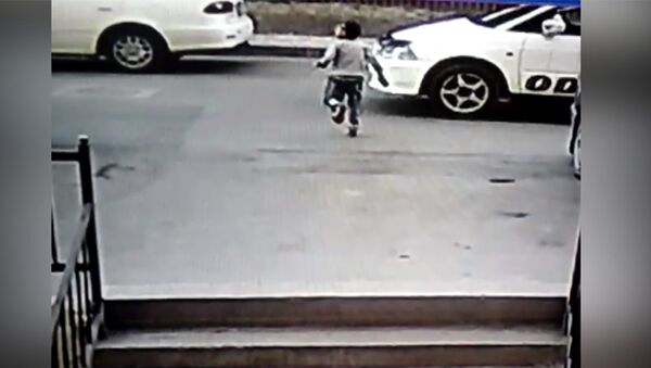 Ребенок налетел на машину, выбежав на дорогу в Бишкеке, — видео очевидца - Sputnik Кыргызстан