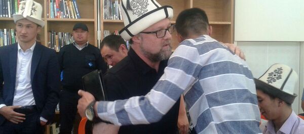 Молодежь Нарына и сотрудники университета УЦА во время примирения Молодежь Нарына и сотрудники университета УЦА во время примирения - Sputnik Кыргызстан