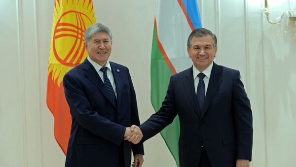 Двусторонняя встреча президента КР Алмазбека Атамбаева и Узбекистана Шавката Мирзиёева в Астане - Sputnik Кыргызстан