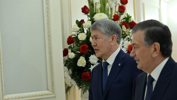 Президент Кыргызстана Алмазбек Атамбаев и глава Узбекистана Шавкат Мирзиёев во время встречи в Астане. Архивное фото - Sputnik Кыргызстан