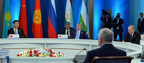 Заседание Совета Глав государств-членов ШОС в узком составе в Астане Заседание Совета Глав государств-членов ШОС в узком составе в Астане - Sputnik Кыргызстан