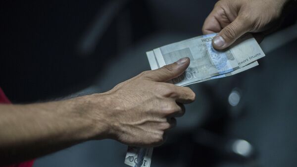 Мужчина передает деньги. Архивное фото - Sputnik Кыргызстан