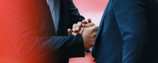 Кол кармашып турган адамдар. Архив - Sputnik Кыргызстан