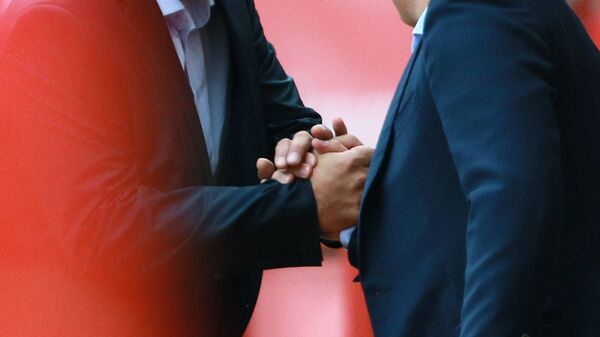 Кол кармашып турган адамдар. Архив Кол кармашып турган адамдар. Архив - Sputnik Кыргызстан