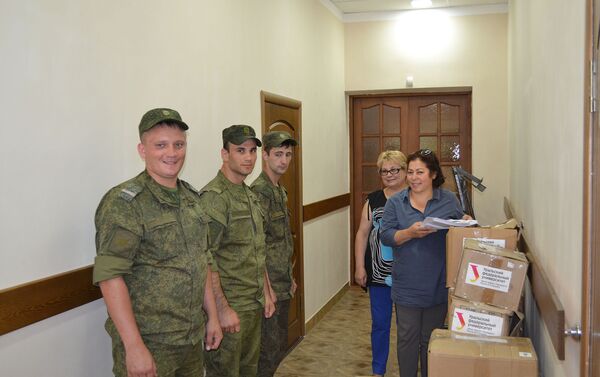 Учебную и художественную литературу военнослужащие передали Чуйской областной библиотеке. - Sputnik Кыргызстан