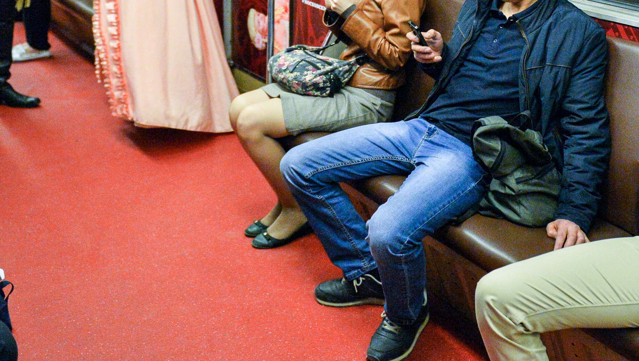 Мужчина сидит раздвинув ноги. Мужчина сидит в метро. Мужчина расставленные ноги брюки. Человек сидит с расставленными ногами. Мужчины с расставленными ногами в метро.