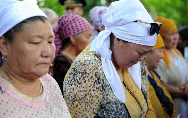 В июне 2010 года в Ошской области произошел межнациональный конфликт, в результате которого погибли более 400 человек. - Sputnik Кыргызстан