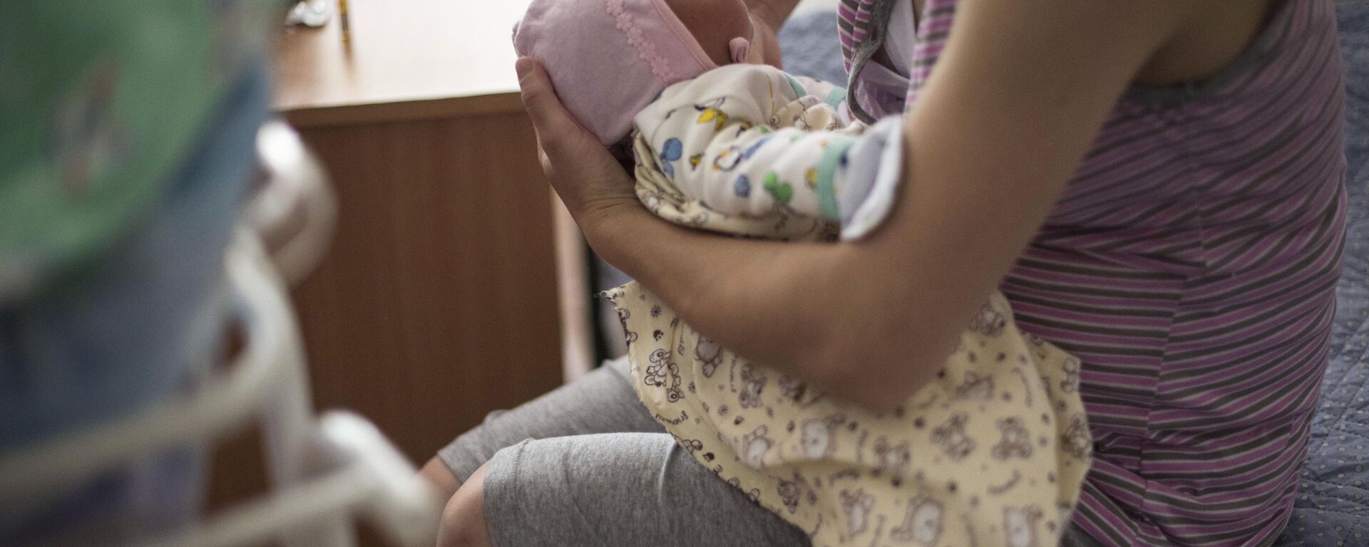 Женщина с новорожденным ребенком в  роддоме в Бишкеке. Архивное фото - Sputnik Кыргызстан, 1920, 17.11.2023