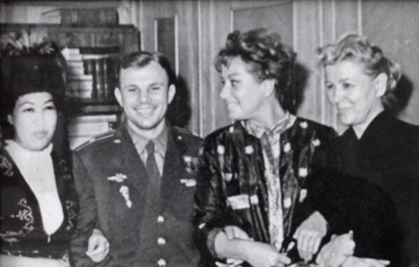 Самара Токтакунова и Юрий Гагарин. По ее словам, снимок был сделан в 1962 году в Москве. - Sputnik Кыргызстан