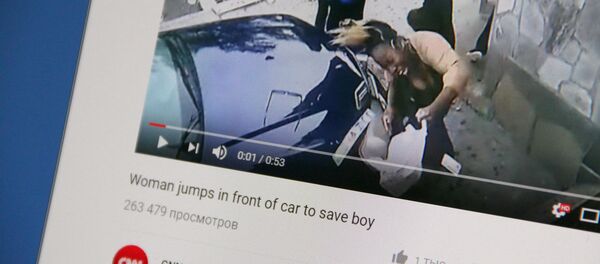 Снимок с видеохостинга Youtube канала CNN. Наезд на пешеходов Снимок с видеохостинга Youtube канала CNN. Наезд на пешеходов - Sputnik Кыргызстан