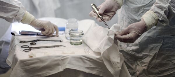 Хирург во время операции. Архивное фото Хирург во время операции. Архивное фото - Sputnik Кыргызстан