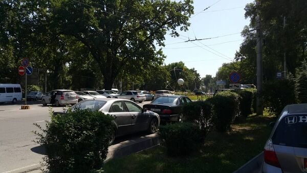Эвакуация неправильно припаркованных автомашин - Sputnik Кыргызстан